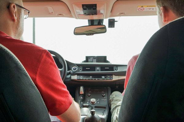 Quelles sont les différences entre un stage de maîtrise du véhicule sur route glissante et un stage de pilotage sur circuit ?