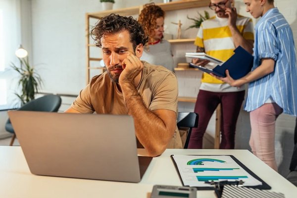 Pourquoi le voyant orange moteur s'allume ?