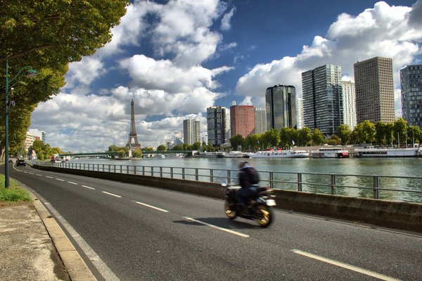 Guide complet sur les services d'un taxi moto à Paris